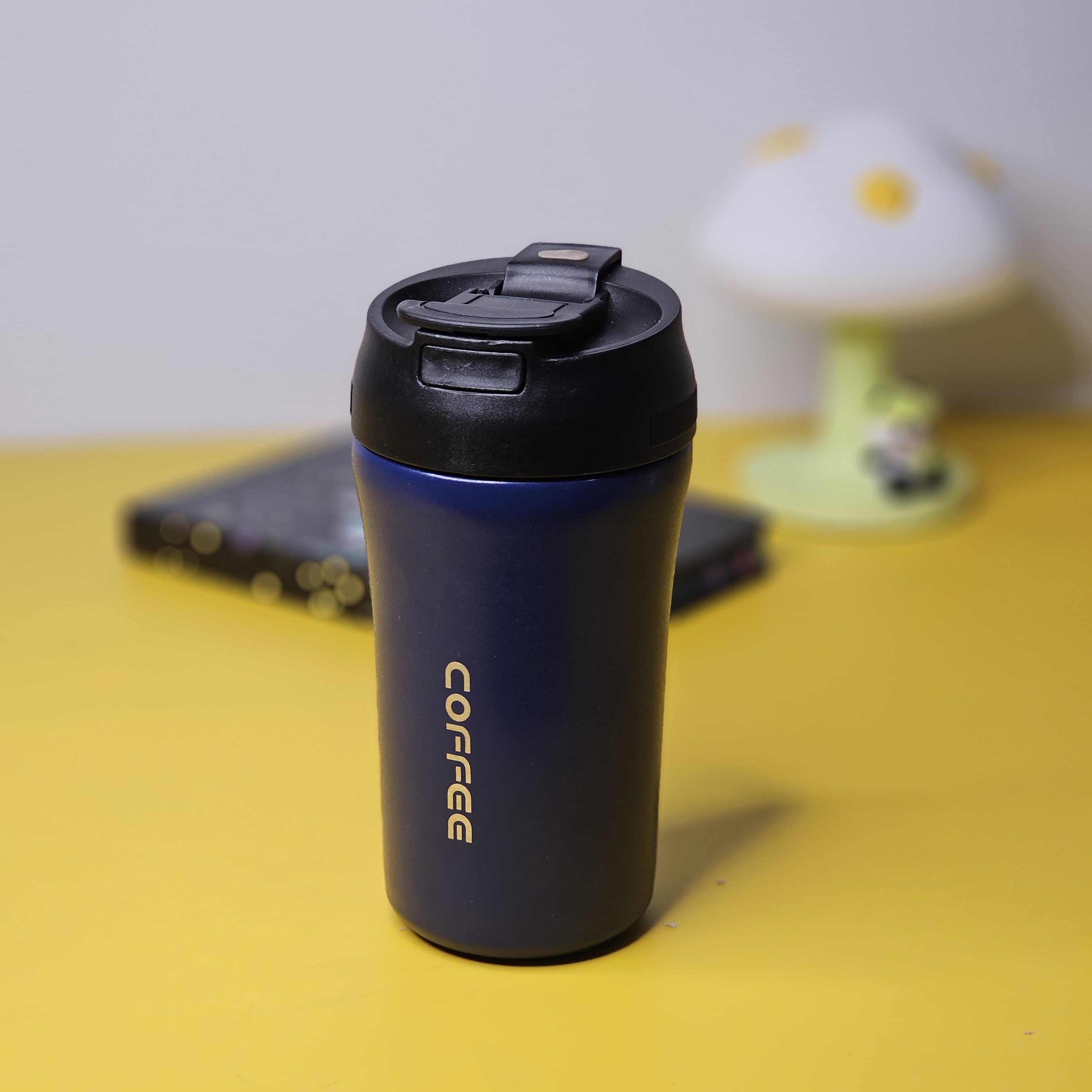 Clearly describes the color, highlights the "COFFEE" branding on the mug, and specifies the "flip-top" lid, all of which are visible and unique to this mug. Includes brand name. www.usmile.toys